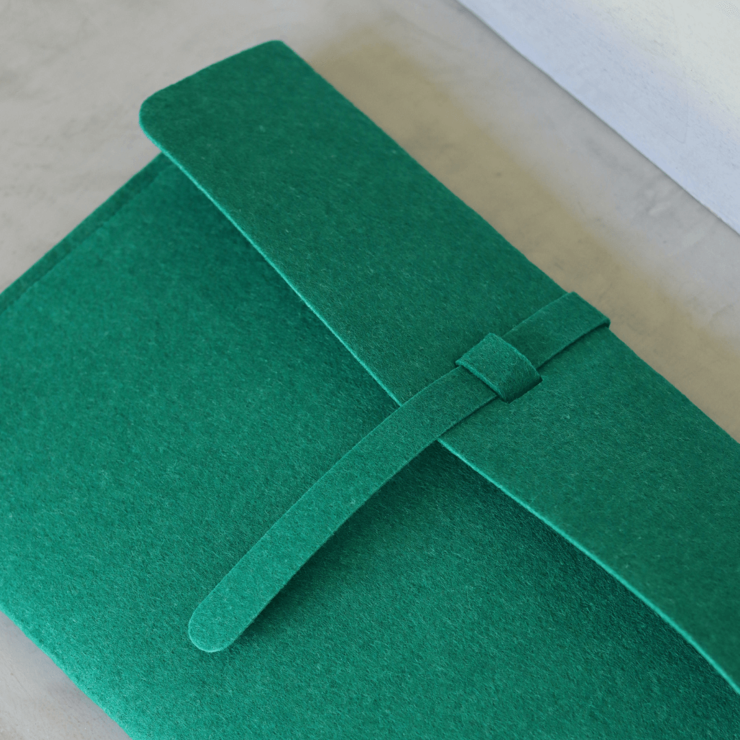 felt_laptop_sleeve_green-stationary-lynne_2